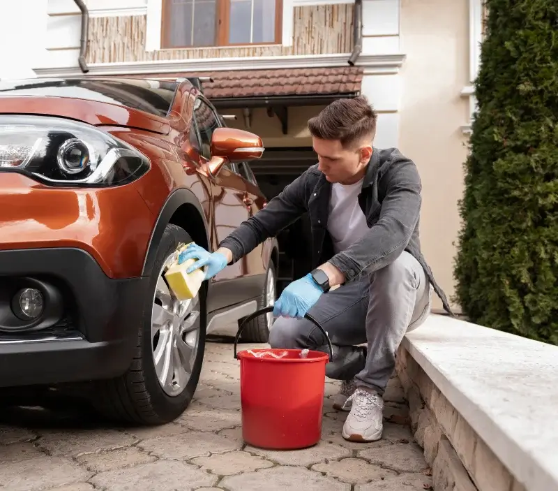 Lavage auto à domicile Saint-Solve : professionnel intervenant sur un véhicule